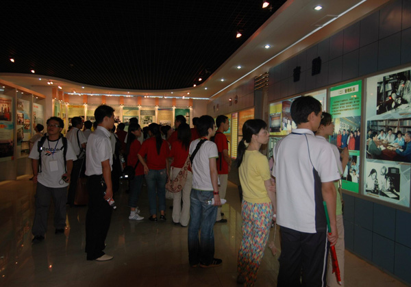 营员们在观看我校的校史展。