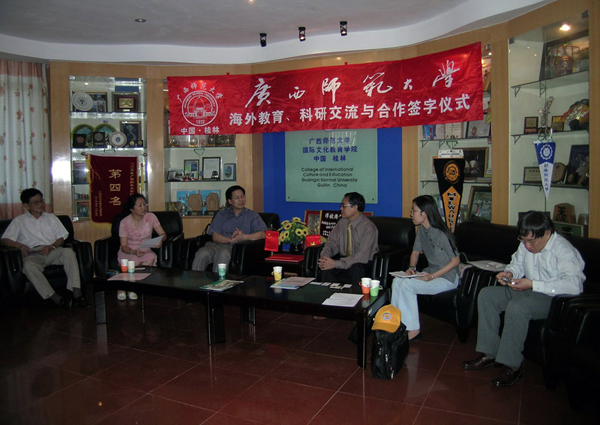 越南国家大学代表团访问我校，我校副校长刘慕仁教授（左三）与来访客人进行会谈。