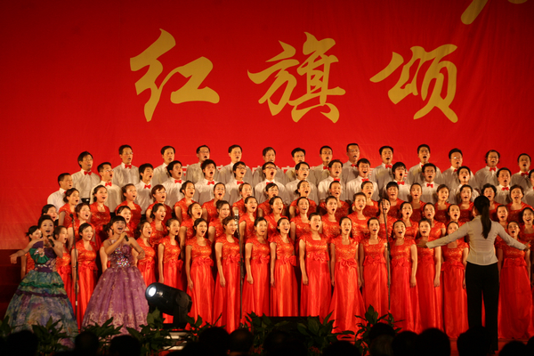 文学院师生共同《在希望的田野上》耕耘、收获(宣传部 赵晋凯 摄)