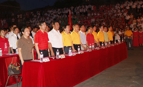 校领导与师生齐唱红歌 (大学生记者团 李舒婷 摄)