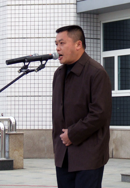 校党委王源平副书记宣布活动开始。