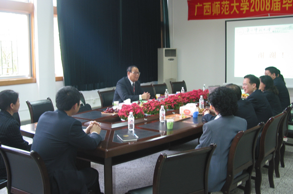 孟昭毅教授在毕业生就业指导中心听取汇报。