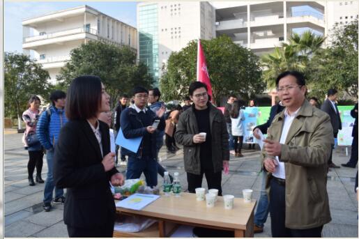 覃卫国副县长观展.jpg