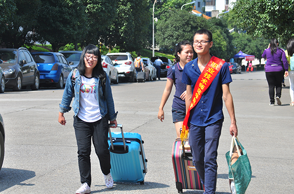 志愿者送新生入住