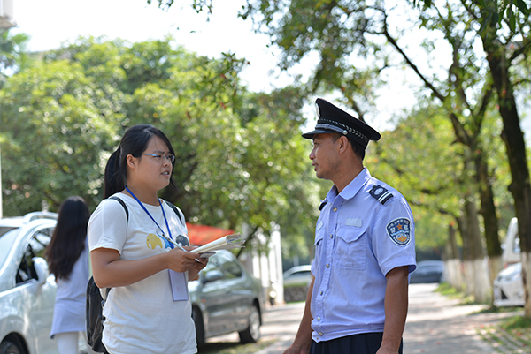 校警对新生的忠                    </div></div></article>
                    </div>
                    <div id=