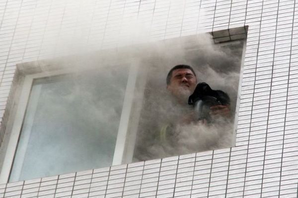 “浓烟哥”舍己救人的感人瞬间