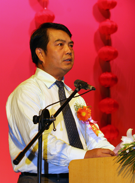 我校党委书记陈大克在仪式上致辞。