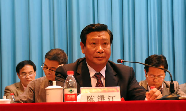 陈洪江副校长主持会议（大学生记者团 杨舒剑 摄）