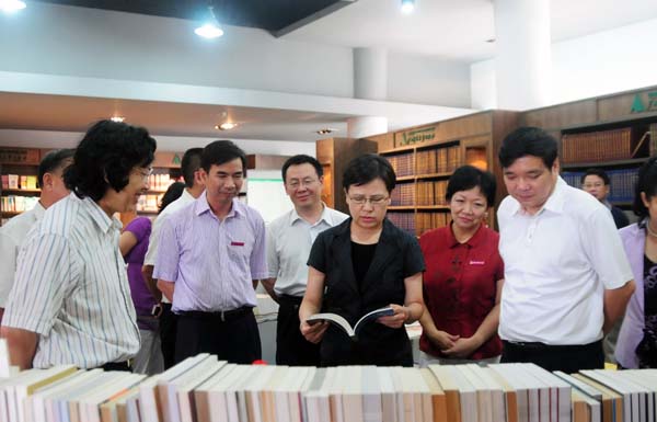 教育部鲁昕副部长(中)考察出版社图书展厅。