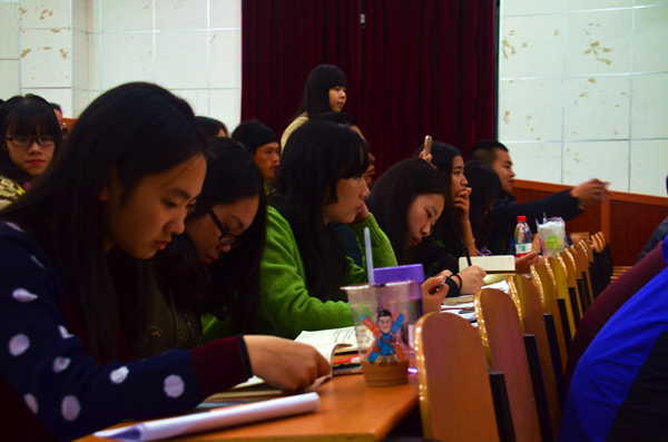 学生志愿者认真受训（大学生通讯社 韦程骅 摄）