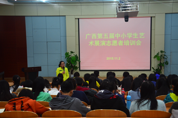 培训老师对志愿者进行仔细的培训 （大学生通讯社 韦程骅 摄）