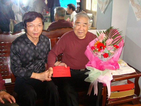 李传起副校长(左)慰问抗战老干部井茂荣同志
