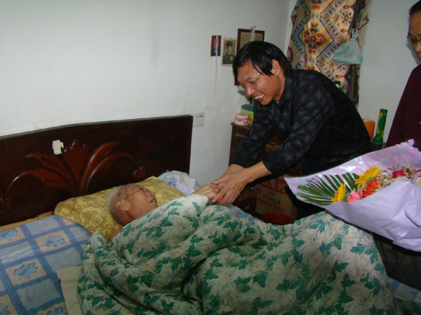 李传起副校长(中)慰问抗战老干部武继杰同志