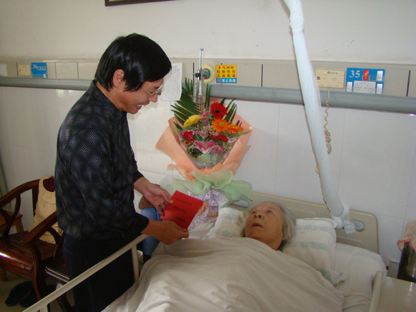 李传起副校长(左)慰问抗战老干部林芳同志