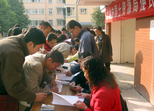 工作人员在认真办证。