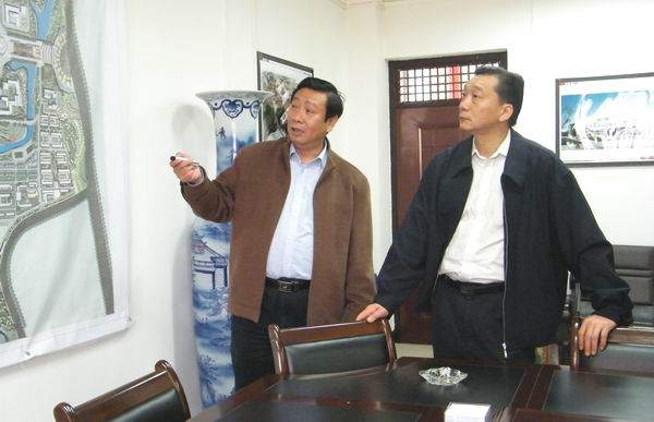 副校长陈洪江为客人介绍雁山校区建设情况