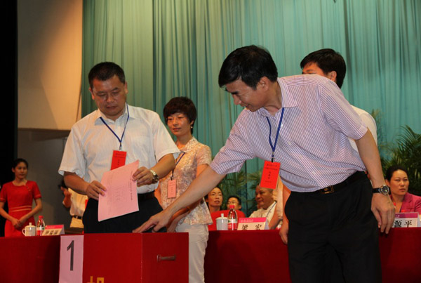 投票选举产生校工会第十六届工会委员会委员、主席、副主席以及第十六届工会经费审查委员会委员