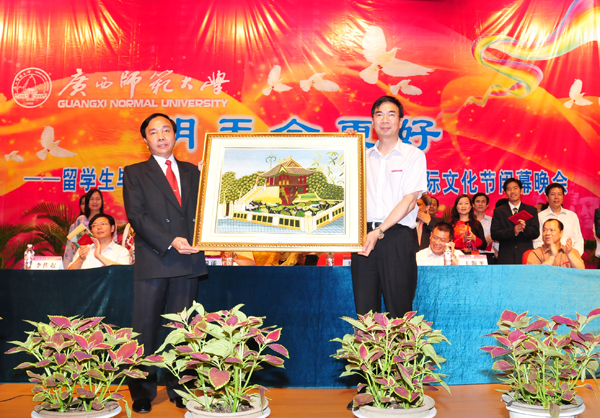 梁宏校长代表学校接受越南学员赠送礼物