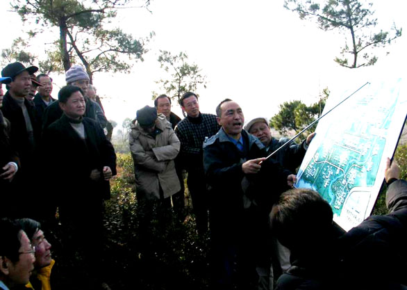 归侨、侨眷在参观雁山校区(陆锋 摄)