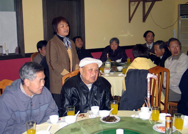 桂林市侨联专职副主席李戊伍在座谈会上讲话