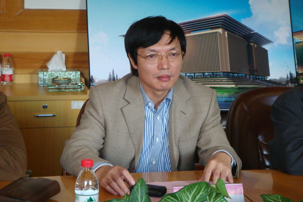 李传起副校长向客人介绍我校情况