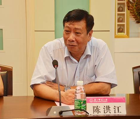 我校副校长陈洪江致欢迎词