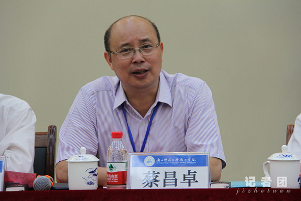 广西师范大学漓江学院副董事长、院长蔡昌卓致欢迎辞（漓江学院 叶莹莹 马丹 林婷婷 卢杨 唐海培 摄）