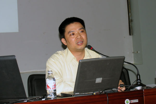 广西师范大学杂志社社长卢培钊应邀作讲座。