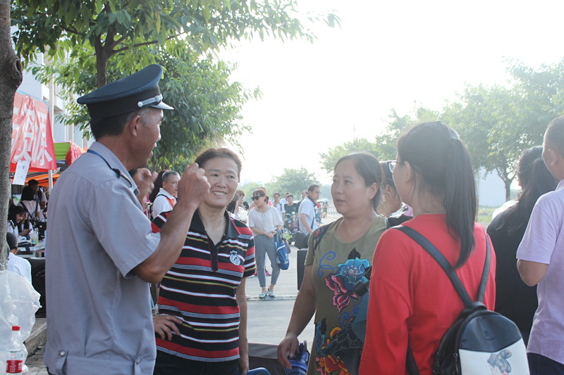 学校保卫处人员耐心回答家长的咨询（大学生通讯社罗丽婷摄）.JPG