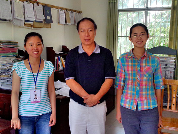 周子振与大学生通讯社记者的合影