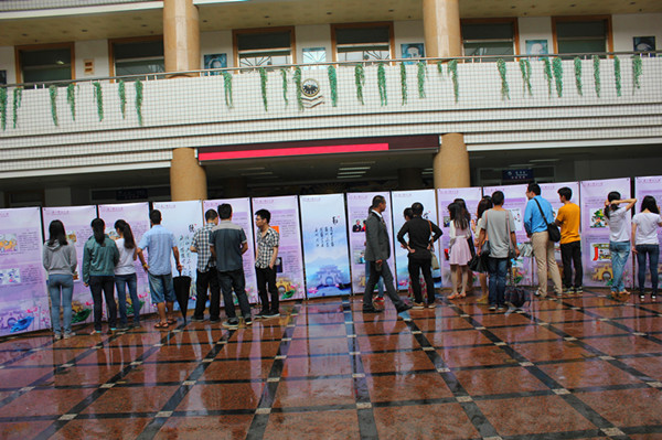 广大师生认真观看廉洁文化教育图片展