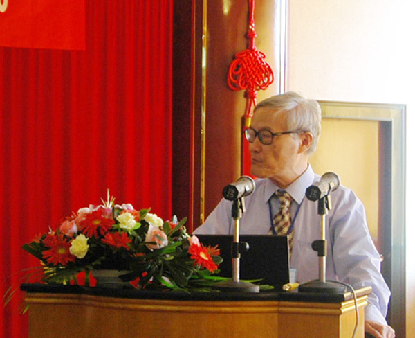 本届大会主席、中国科学院院士陆汝钤致开幕词