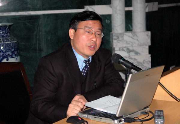 附外校长刘新来在向专家汇报。