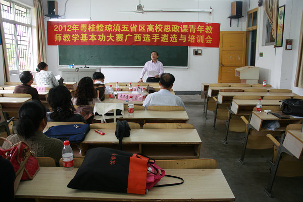 培训会上,唐善茂教授作总结讲评(马克思主义学院供图)