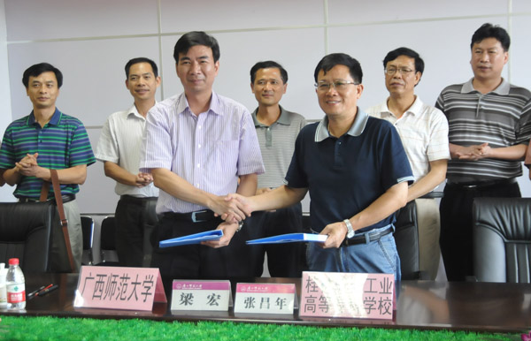 梁宏校长代表学校与桂林航专签订合作办学协议(大学生记者团 杨舒剑 摄)