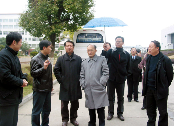 朱开轩主任（左四）在听文学院负责人汇报情况。（左四）