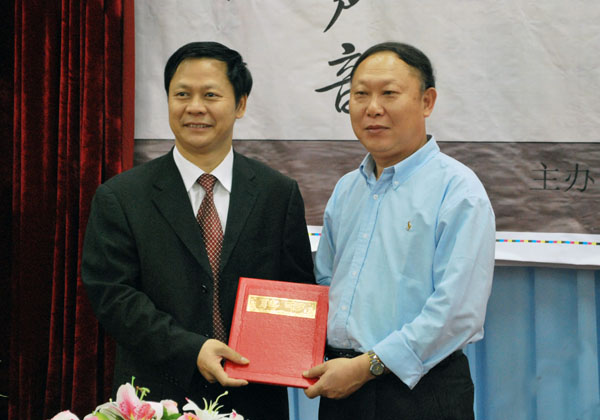 刘健斌副校长为姚伟文老师颁发聘书。