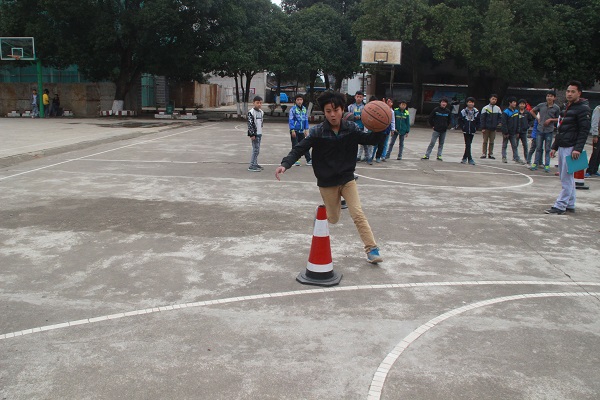 广西师大研支团第一期“篮球训练营”展开训练