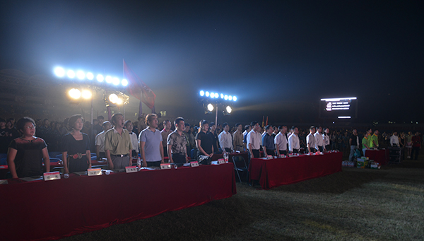 全体起立奏唱中华人民共和国国歌