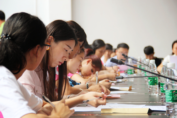 会议上各位老师和志愿者认真记录