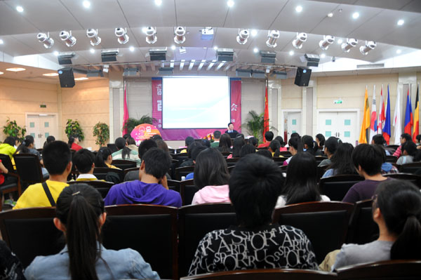 首场百名杰出校友报告会开讲（宣传部 张婷婷 摄）