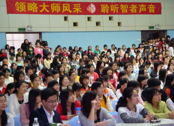 同学们在认真听讲。