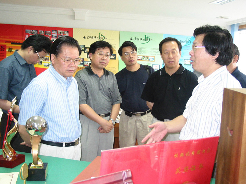 6月20日下午，区党委副书记潘琦一行到我校出版社指导工作。图为潘琦副书记（左一）正在参观出版社的图书陈