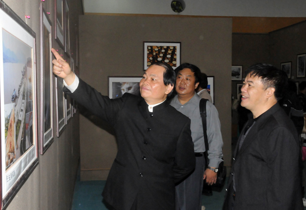 蓝常周副校长（左一）率党员干部前往桂林市展览馆观展。