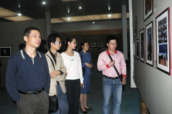 我校党员干部在观看摄影展。