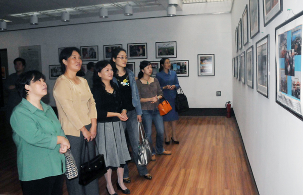 我校党员干部在观看摄影展。