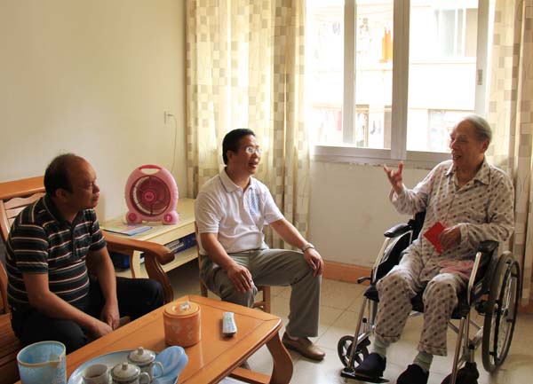 覃卫国副校长（中）与离休干部亲切交谈