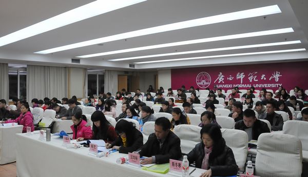 学员们认真听取发言