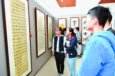 3广西师范大学举行“学习贯彻十九大 共筑中国梦”师生作品展。王董摄光明图片.jpg