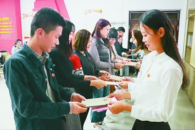 2 广西师范大学学生交换自制的十九大主题宣传品。王董摄光明图片.jpg